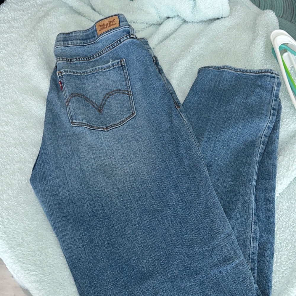 LEVIS STRAIGHT LEG JEANS